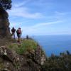Promeneurs sur un chemin taillé dans la falaise